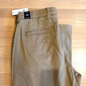 Abercrombie & Fitch 90’s Straight tan pants — size 33x30 — NWT